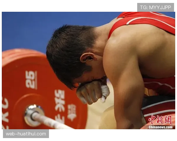 镜头捕捉:看台上一位小球迷为萨卡精彩突破激动落泪 镜头捕捉:看台上一位小球迷为萨卡精彩突破激动落泪